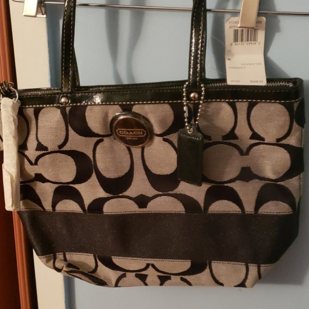 🆕️ Coach purse NWT Zipper closure Size:14" (L) x 9 3/4" (H) x 4 1/4" (W), D